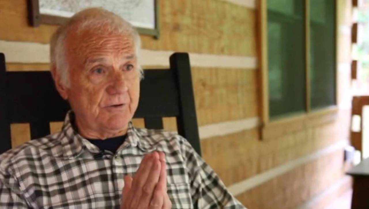 Ex-padre se descobre gay aos 83 anos e passa a estrelar filmes pornôs