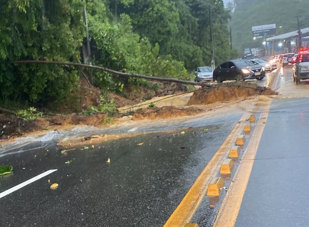 Av. Leste-Oeste continua parcialmente interditada a pedido da Defesa Civil de Maceió