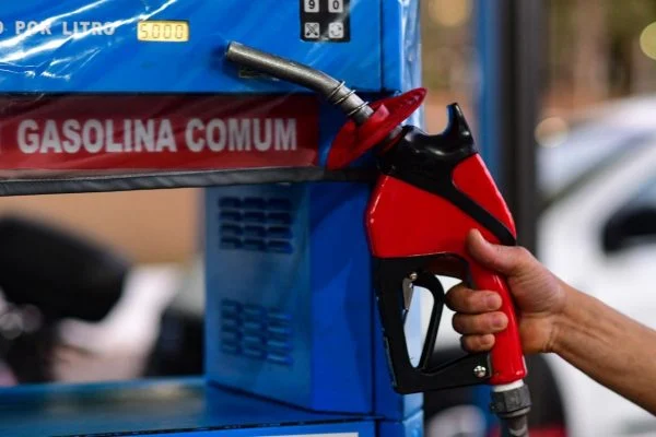 Após reajuste, gasolina dispara e chega a custar R$ 8,29 o litro