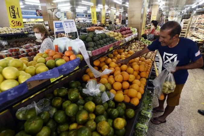 Prévia da inflação é impactada por gasolina mais barata e comida mais cara