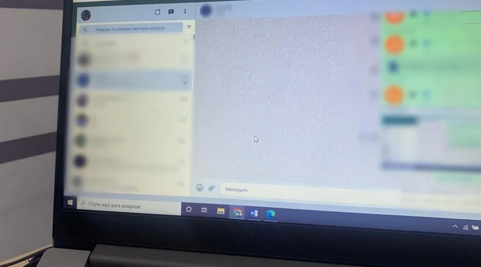 Trabalhadora esquece WhatsApp aberto em computador de empresa