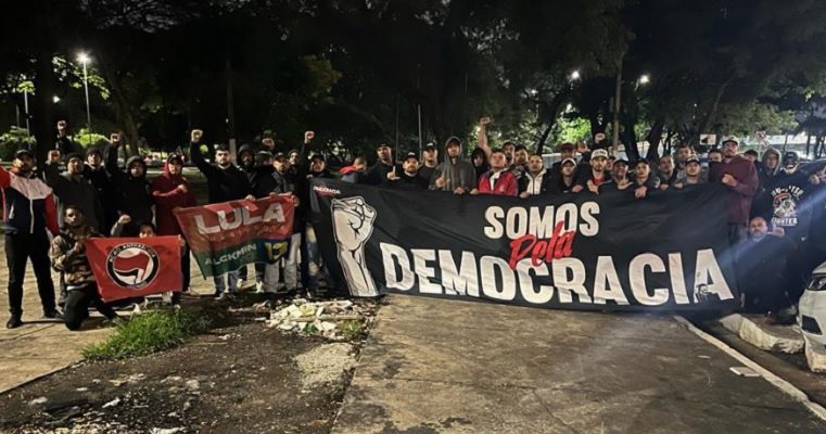 Torcedores corintianos dispersam protesto na Marginal Tietê