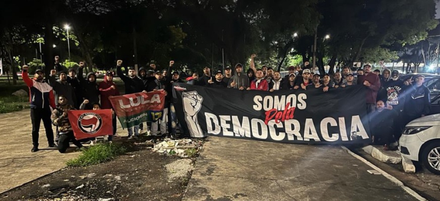 Torcedores corintianos dispersam protesto na Marginal Tietê