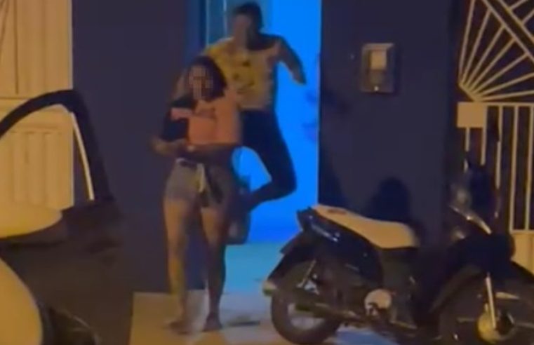 Servidor flagrado em vídeo agredindo a mulher com chute é afastado do cargo