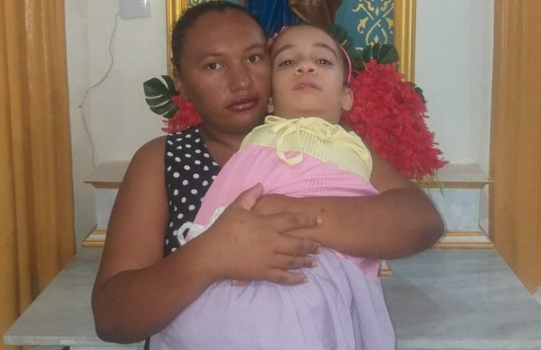 Mãe cearense denuncia companhia aérea após ser retirada de voo com filha que não tem braços e pernas