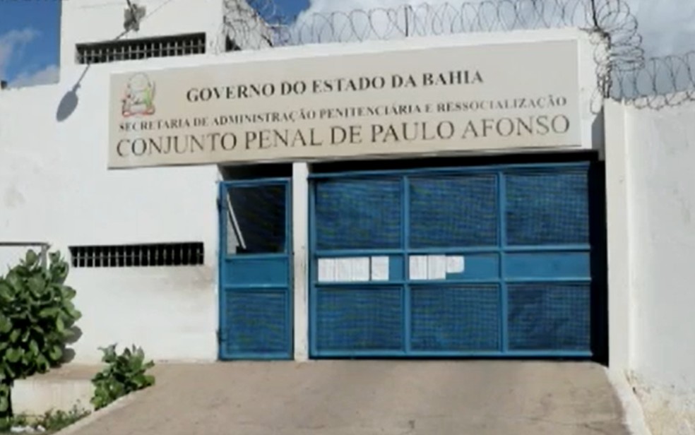 Policial penal é preso na Bahia suspeito de entrar em presídio com drogas e celulares