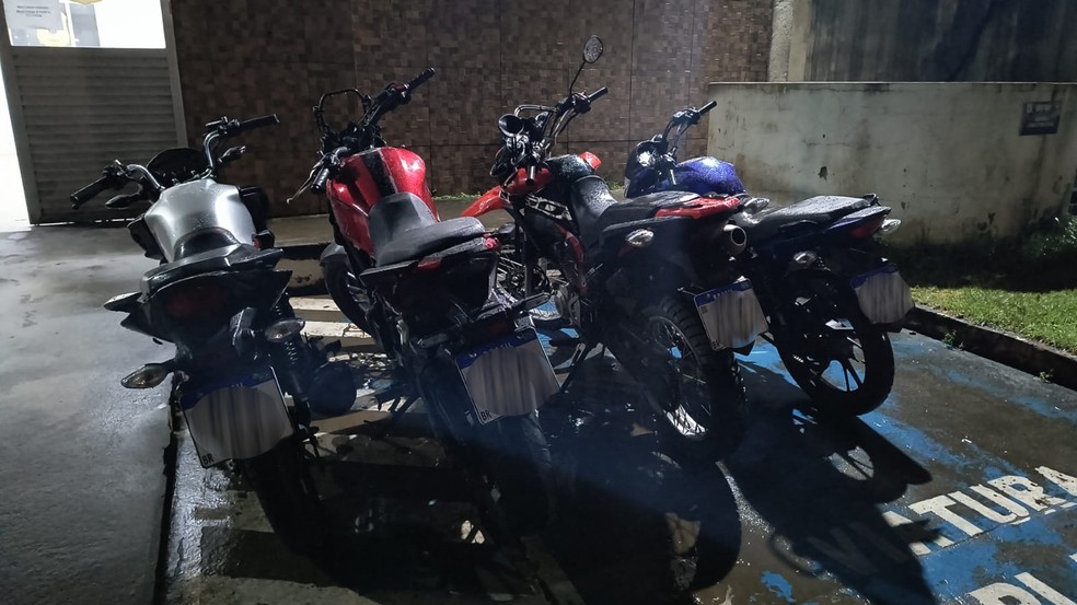 Quatro homens são presos suspeitos de desmanchar motos roubadas em Salvador