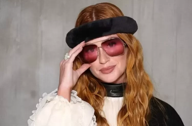 Marina Ruy Barbosa Exibe Anel de Noivado com Diamantes em Paris