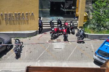 Policial civil morre após atirar na namorada e em colegas dentro de delegacia em Duque de Caxias