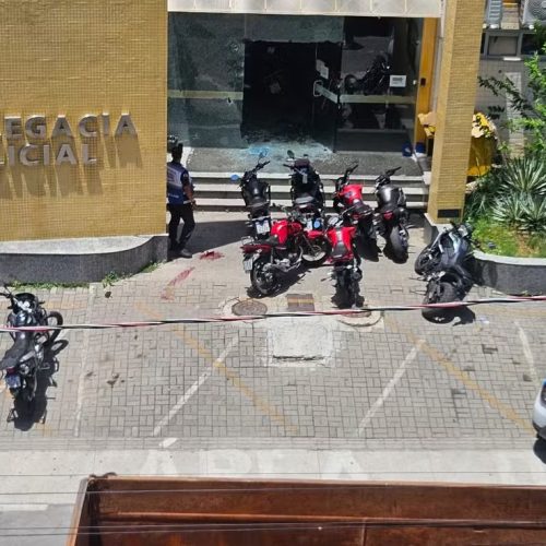 Policial civil morre após atirar na namorada e em colegas dentro de delegacia em Duque de Caxias