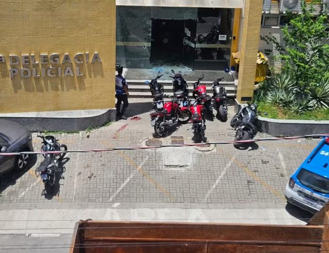 Policial civil morre após atirar na namorada e em colegas dentro de delegacia em Duque de Caxias