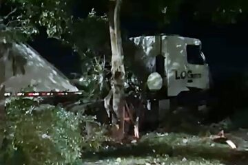 Carreta perde o controle e adentra área verde do terminal rodoviário em São Miguel dos Campos