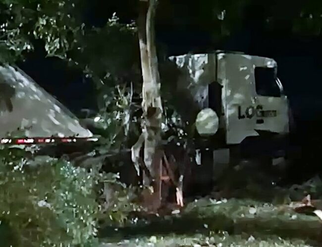 Carreta perde o controle e adentra área verde do terminal rodoviário em São Miguel dos Campos