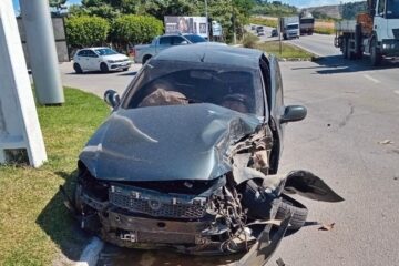 Equipe do Samu presta socorro a vítima de colisão envolvendo carro e carreta dos Correios em São Miguel dos Campos