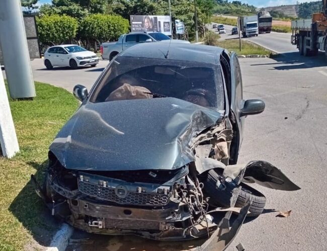 Equipe do Samu presta socorro a vítima de colisão envolvendo carro e carreta dos Correios em São Miguel dos Campos