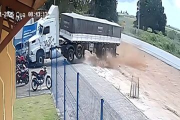 Imagens capturam instante em que carreta colide com escola em São Sebastião