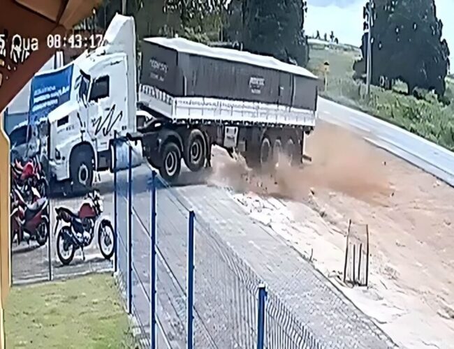Imagens capturam instante em que carreta colide com escola em São Sebastião