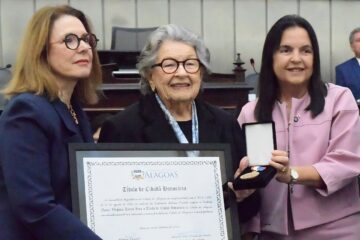 Virgínia Lyra é homenageada com título de Cidadã Honorária de Alagoas e Medalha de Mérito Lily Lages