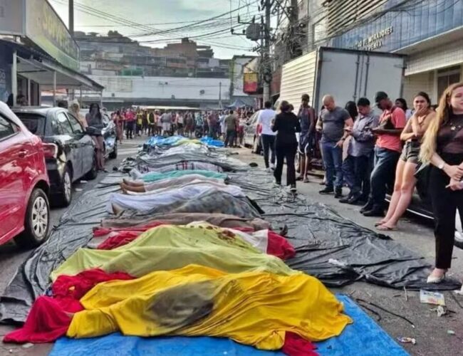 Após megaoperação no Rio, corpos de criminosos são expostos em praça pública