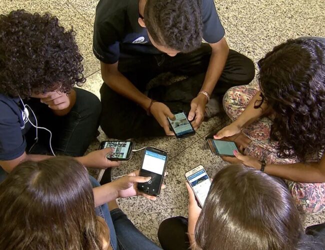 Acesso dos jovens à internet na escola sofre queda de 14 pontos percentuais