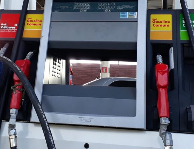 Petrobras anuncia queda no preço da gasolina a partir de amanhã, 21