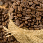 Sobretaxa dos EUA ameaça liderança do Brasil no maior mercado de café do mundo, alerta Cecafé