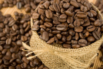 Sobretaxa dos EUA ameaça liderança do Brasil no maior mercado de café do mundo, alerta Cecafé