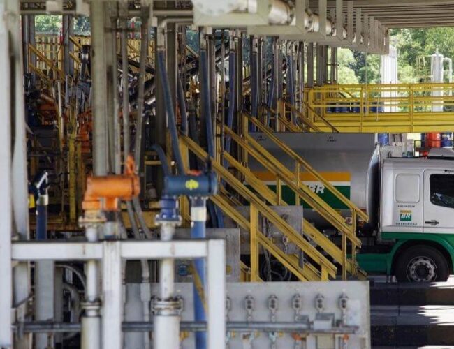 Petroleiros recusam oferta da Petrobras e anunciam paralisação total.