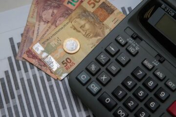 Com segunda parcela do 13º a caminho, especialista orienta como usar a renda extra com planejamento