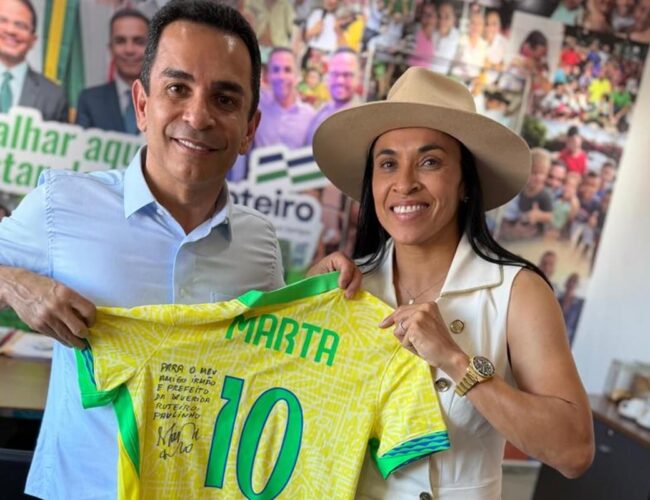 Marta visita Roteiro e é calorosamente recebida pela comunidade em cumprimento de promessa