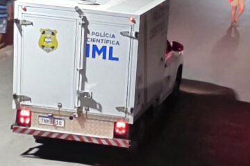 Corpo de homem é descoberto com utensílio de churrasco próximo.