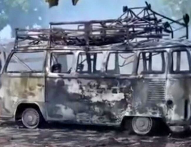 Veículo de família venezuelana é consumido pelas chamas na BR-101, em Teotônio Vilela