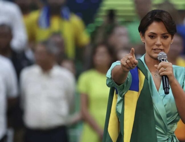 Michelle se encontra com Gilmar Mendes para discutir possível prisão domiciliar de Bolsonaro