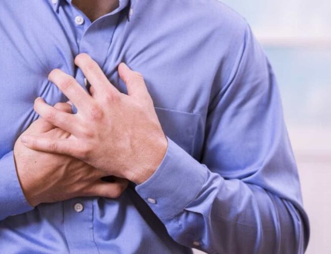 Qual o motivo de ataques cardíacos serem mais perigosos durante o dia do que à noite?