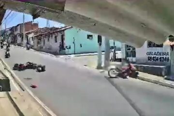 Flagrante: Duas motos se chocam em São Miguel dos Campos e são registradas por câmera de segurança