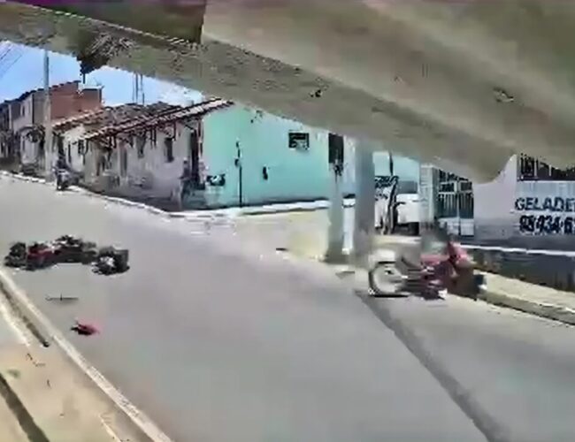 Flagrante: Duas motos se chocam em São Miguel dos Campos e são registradas por câmera de segurança