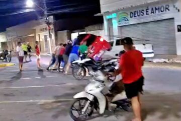 Vídeo mostra momento em que veículo capota após acidente no Centro de São Miguel dos Campos