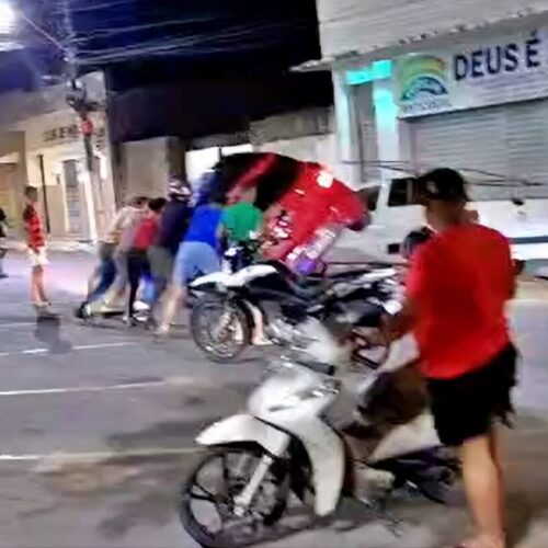 Vídeo mostra momento em que veículo capota após acidente no Centro de São Miguel dos Campos