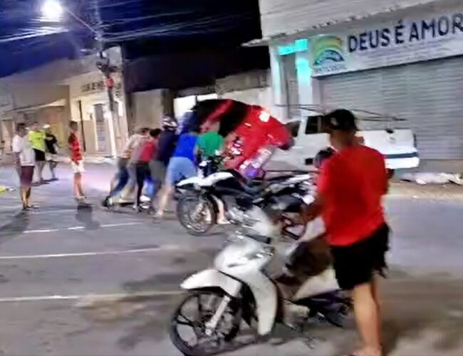 Vídeo mostra momento em que veículo capota após acidente no Centro de São Miguel dos Campos