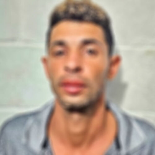 Indivíduo com extenso histórico criminal é detido por agressão em ambiente familiar.