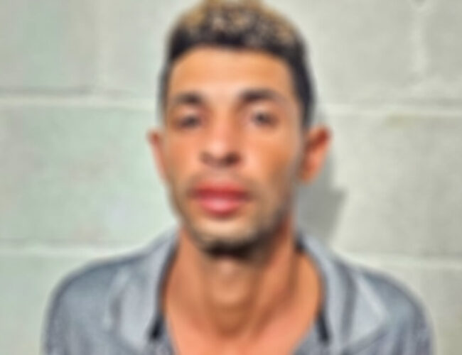 Indivíduo com extenso histórico criminal é detido por agressão em ambiente familiar.