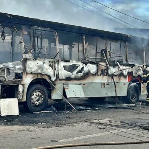 Assista: Incêndio em ônibus assusta passageiros em avenida cheia da cidade