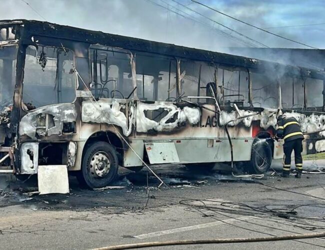 Assista: Incêndio em ônibus assusta passageiros em avenida cheia da cidade