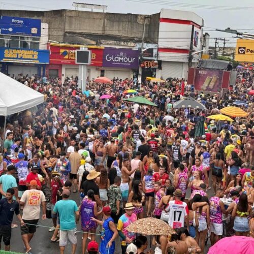 Madrugada no Peru: Multidão agitada em São Miguel dos Campos
