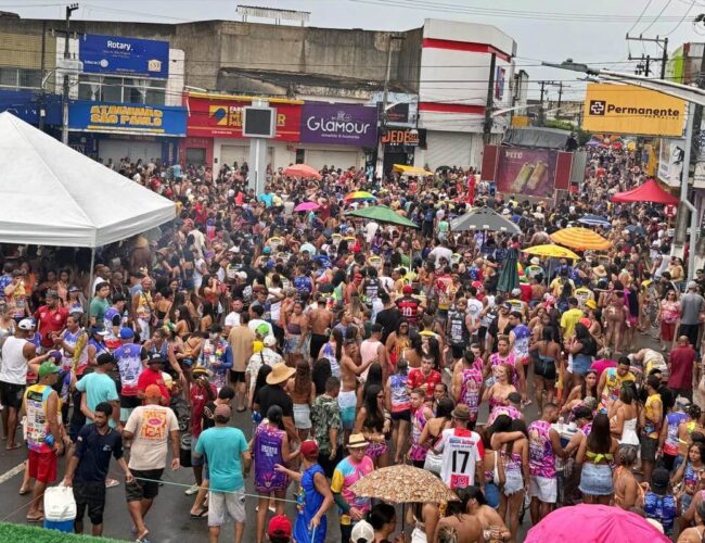 Madrugada no Peru: Multidão agitada em São Miguel dos Campos