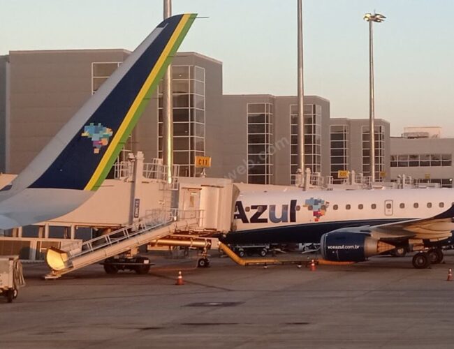 Decolar e Azul Linhas Aéreas são punidas por recusar reembolso total de passagem cancelada
