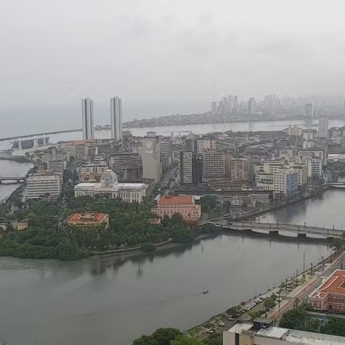 Carnaval sob a água: Recife revive caos com ruas alagadas