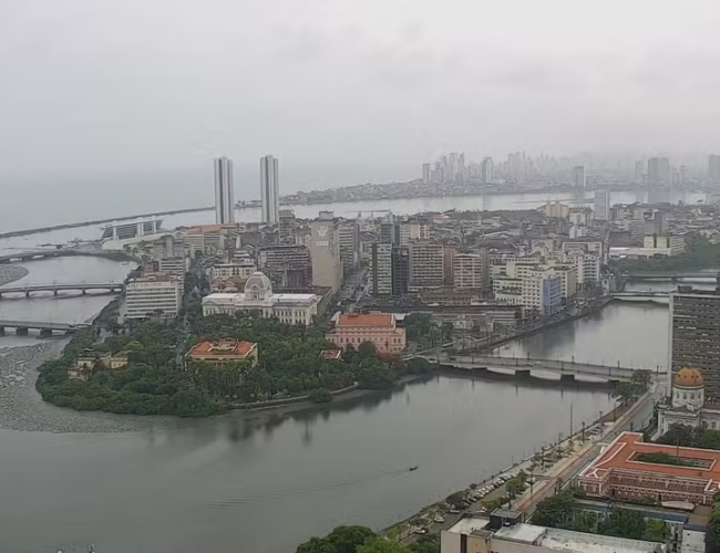 Carnaval sob a água: Recife revive caos com ruas alagadas