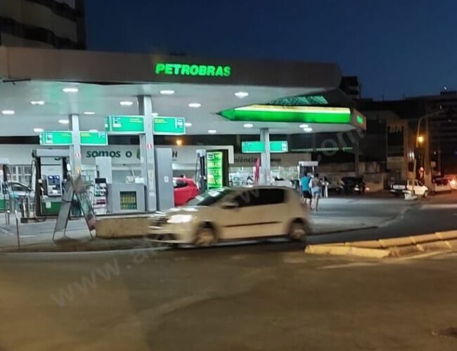 “Aumento de 37% no preço da gasolina nos postos contraria queda de 16% nas refinarias”