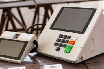 Quase metade dos brasileiros desconfia da segurança das urnas eletrônicas